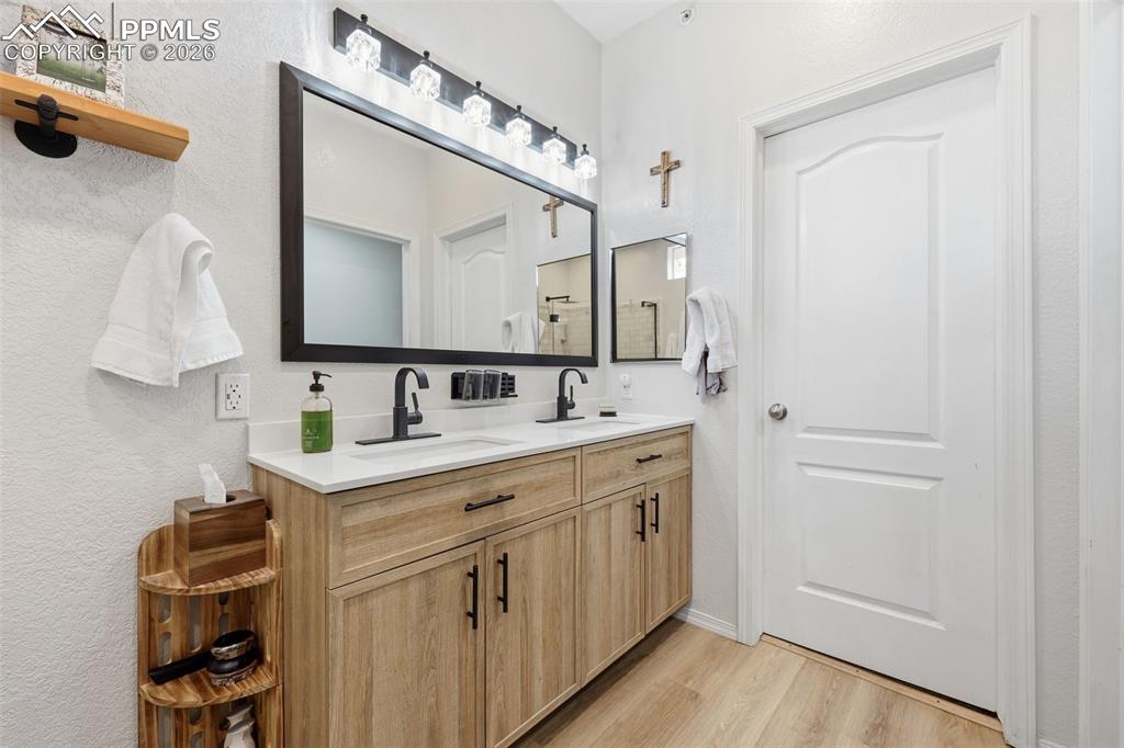 Image 23 of 44: Bathroom