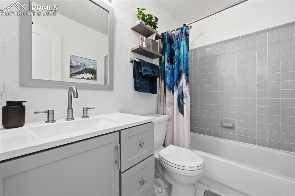 Image 26 of 44: Bathroom