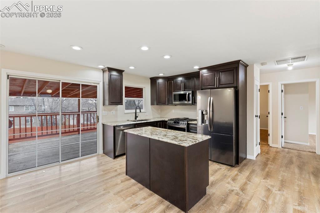 Image 17 of 50: Kitchen