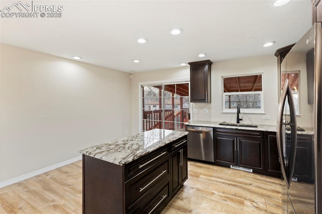 Image 21 of 50: Kitchen