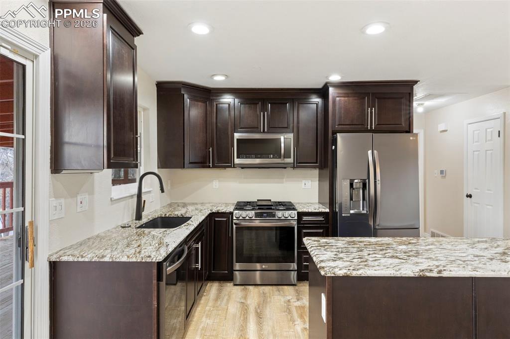 Image 23 of 50: Kitchen