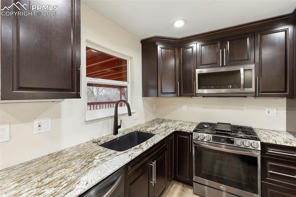 Image 24 of 50: Kitchen