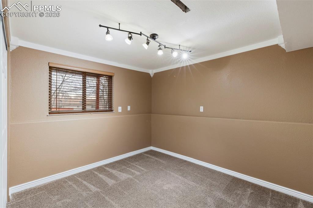 Image 33 of 50: Bedroom