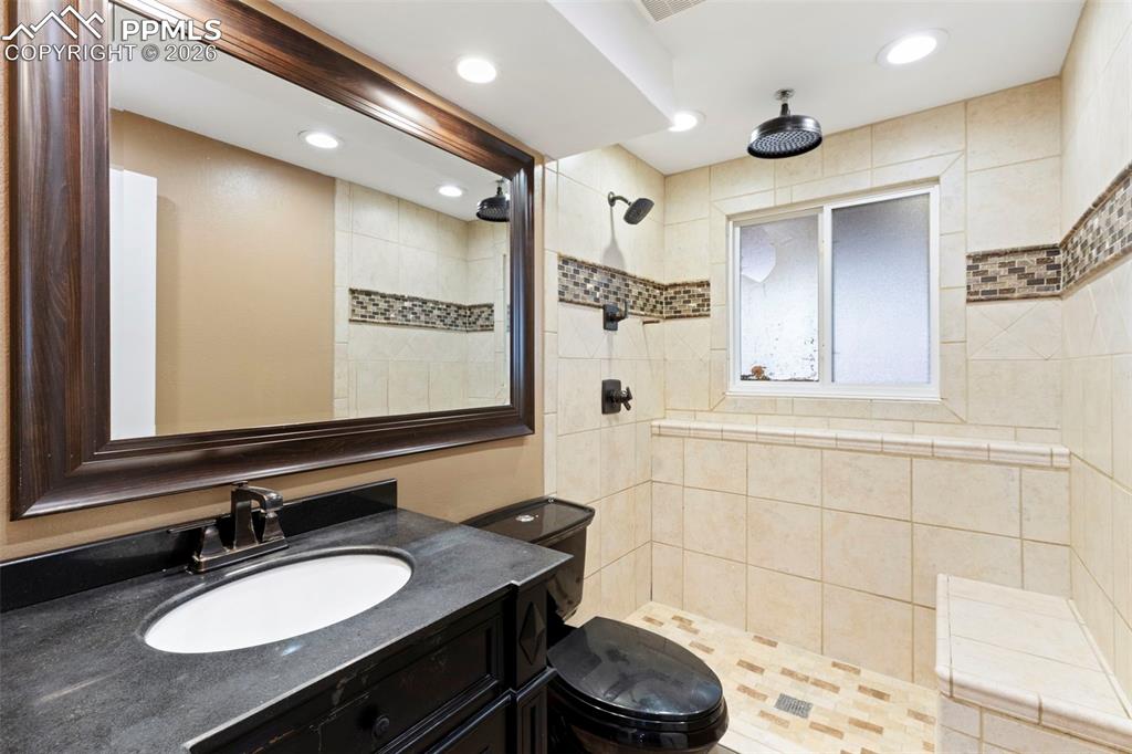 Image 34 of 50: Bathroom