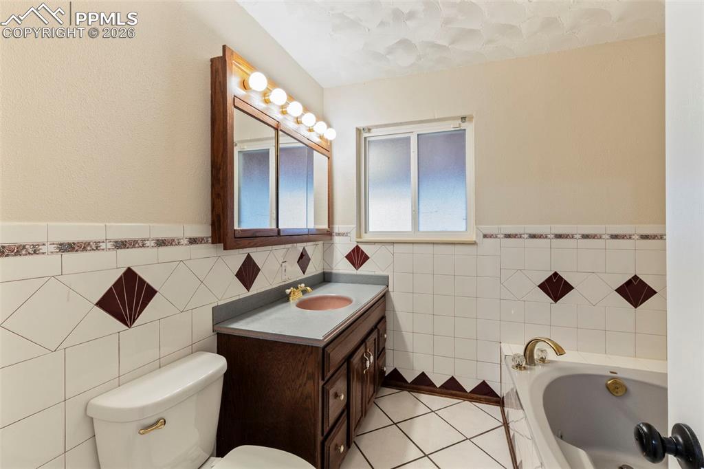 Image 47 of 50: Bathroom