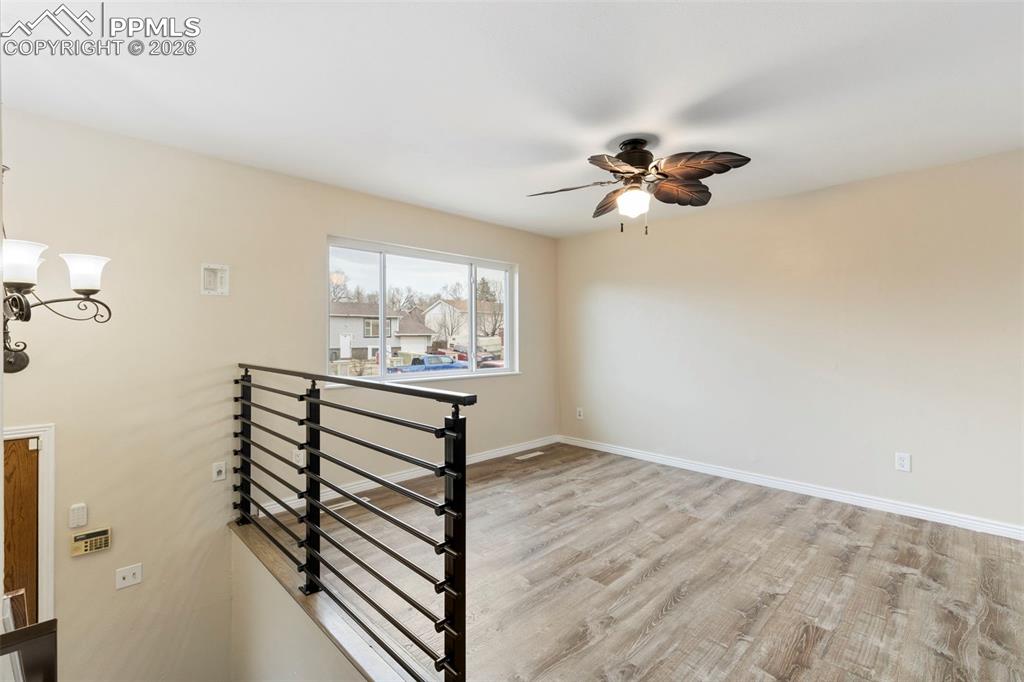 Image 7 of 50: Living Room