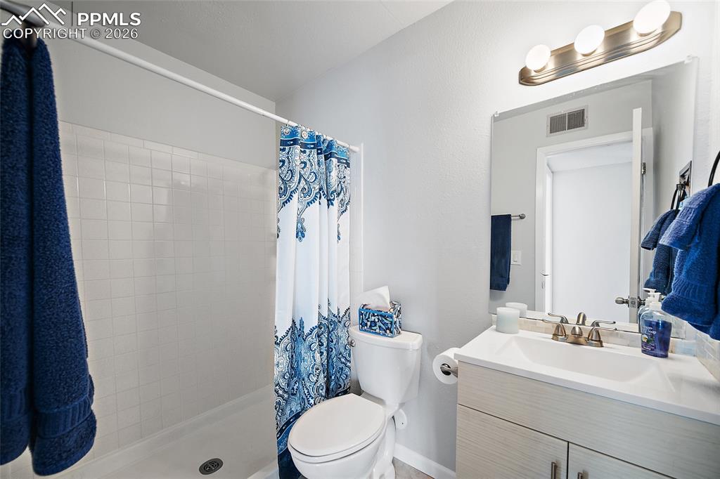 Image 19 of 44: Bathroom