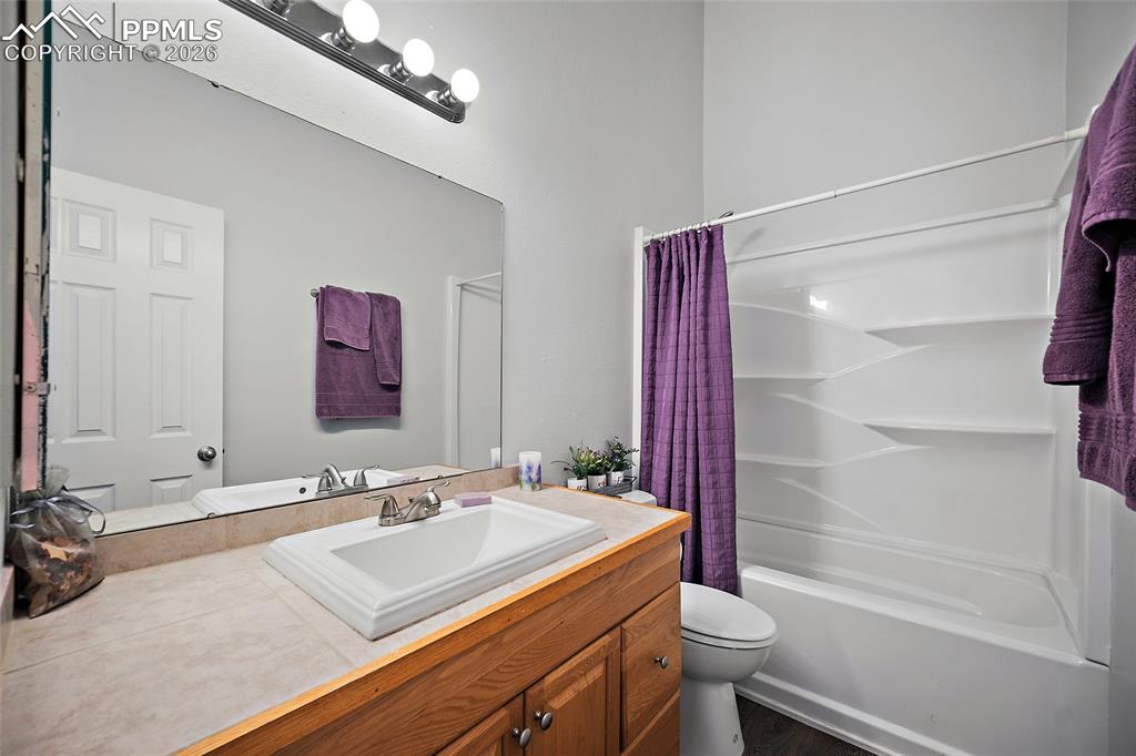 Image 24 of 40: Bathroom