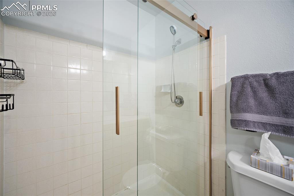 Image 31 of 40: Bathroom