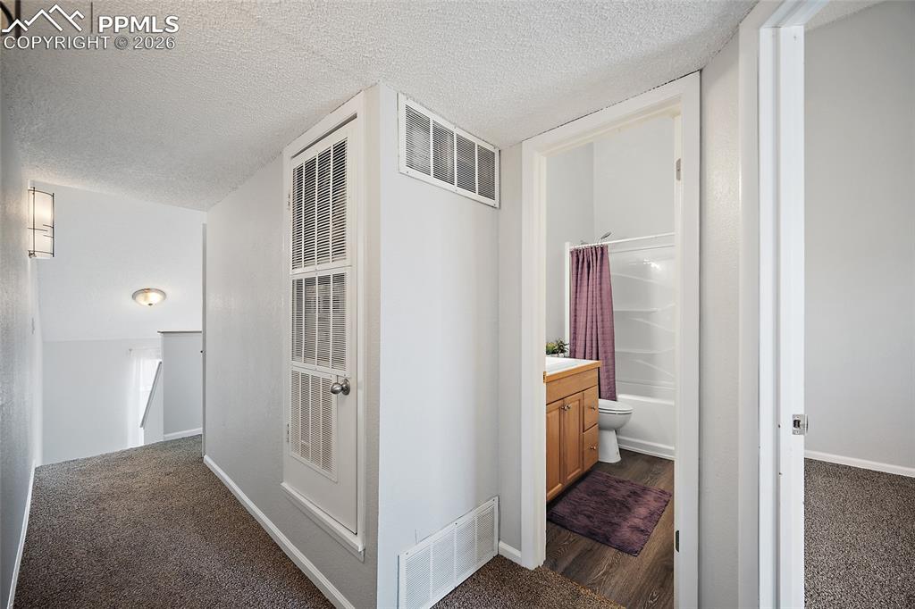 Image 32 of 40: Hallway