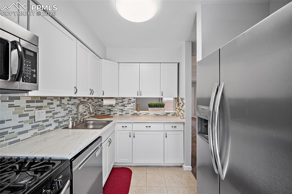 Image 8 of 40: Kitchen