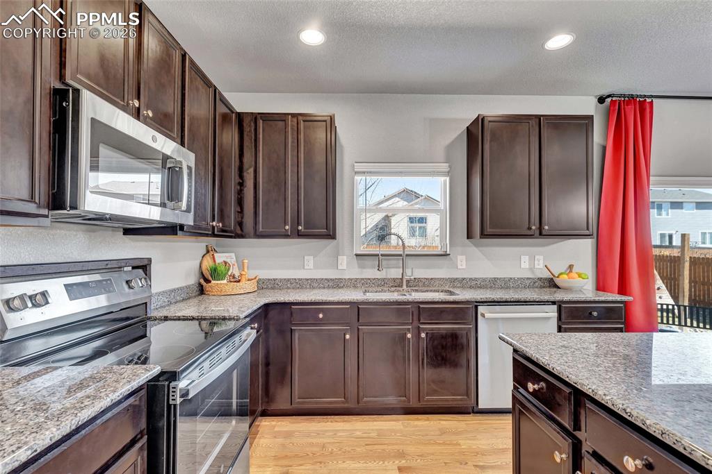 Image 14 of 45: Kitchen