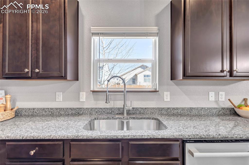 Image 15 of 45: Kitchen