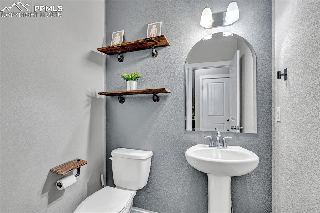 Image 18 of 45: Bathroom