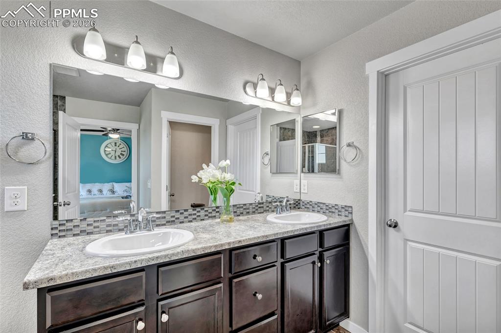 Image 27 of 45: Bathroom