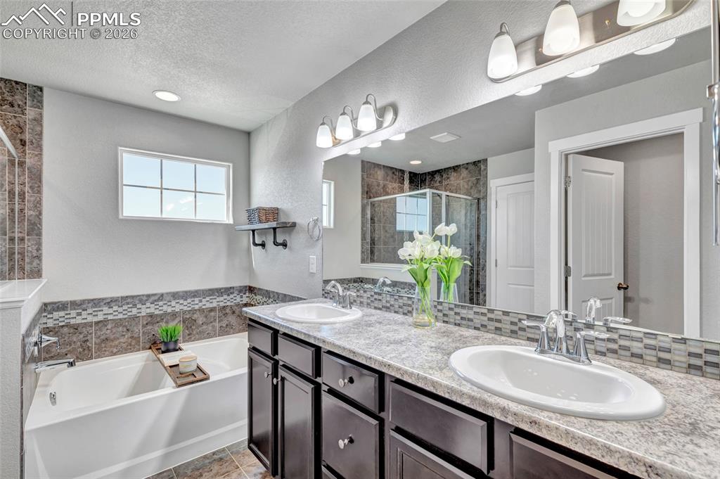 Image 28 of 45: Bathroom