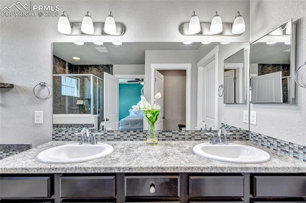 Image 32 of 45: Bathroom