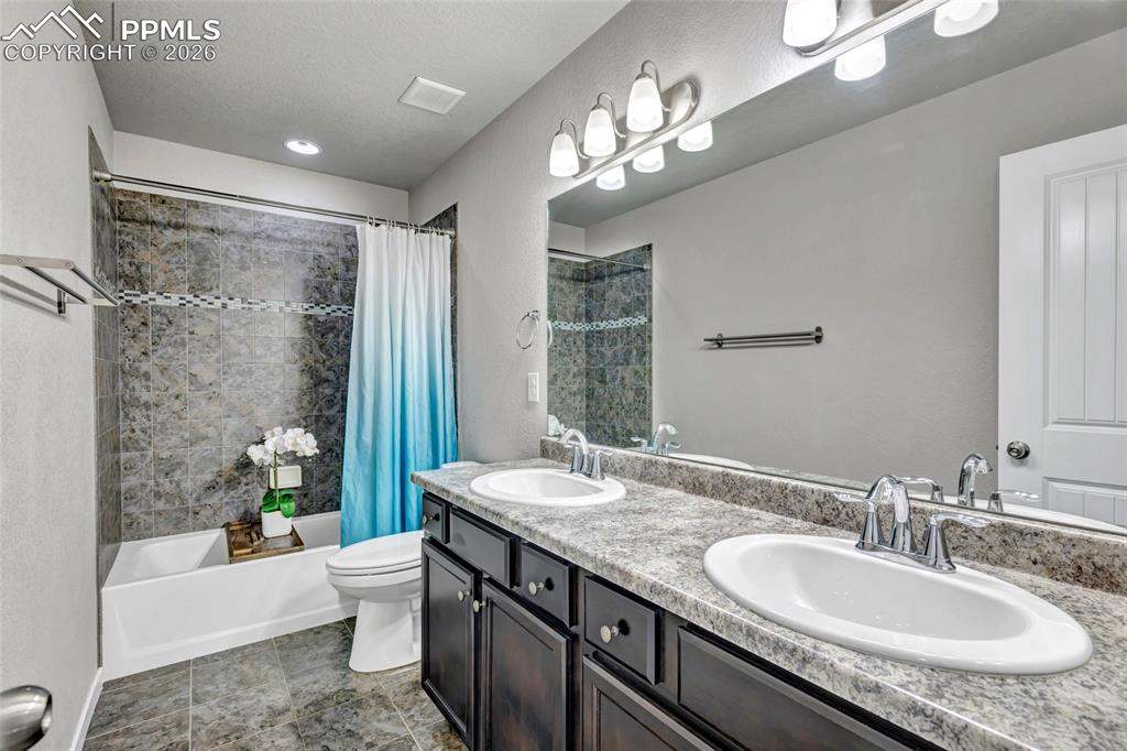 Image 33 of 45: Bathroom