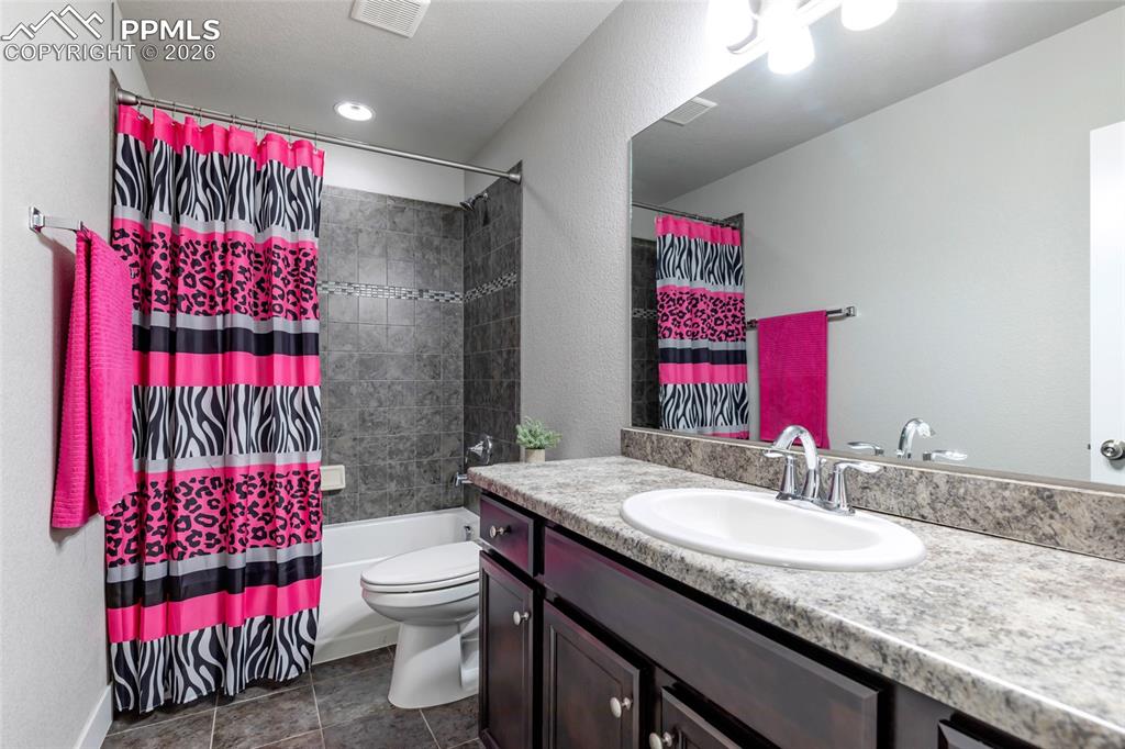 Image 39 of 45: Bathroom