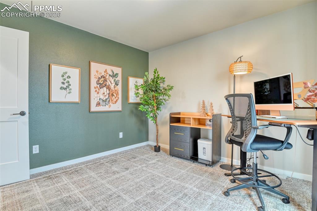 Image 25 of 31: Office