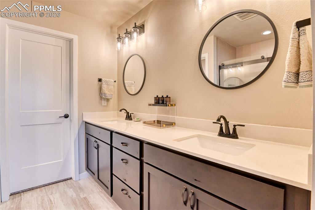 Image 28 of 31: Bathroom