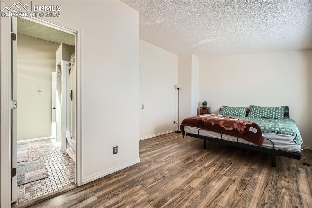 Image 12 of 32: Bedroom