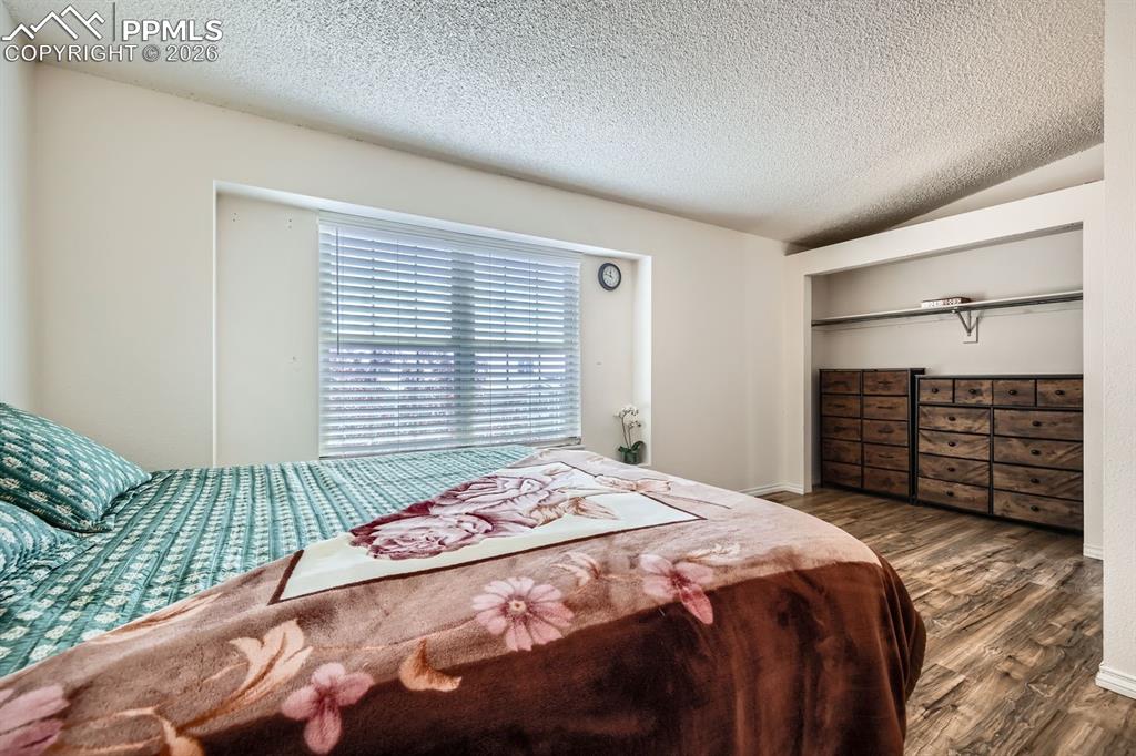 Image 14 of 32: Bedroom