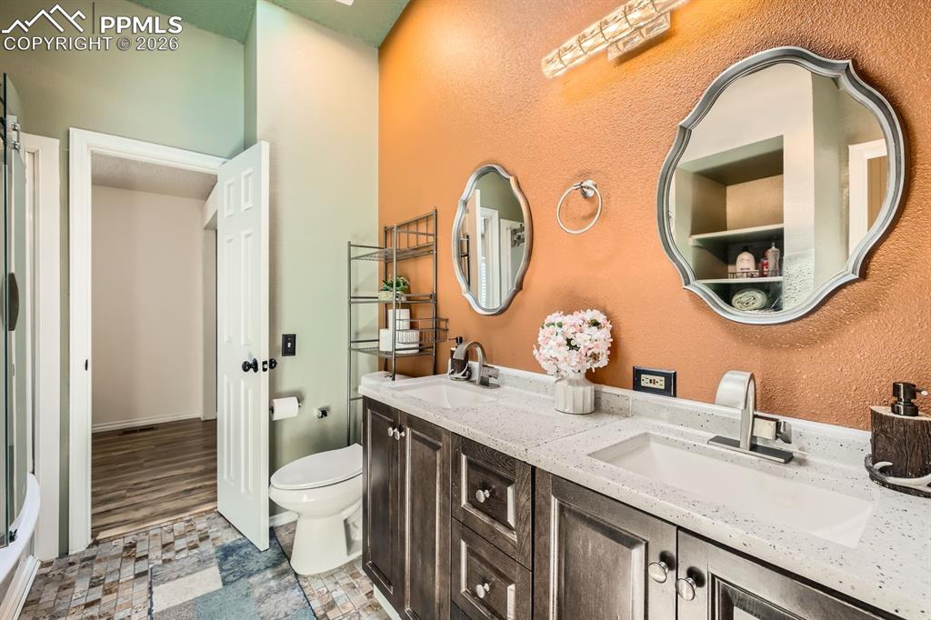 Image 15 of 32: Bathroom