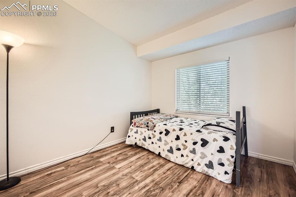 Image 17 of 32: Bedroom