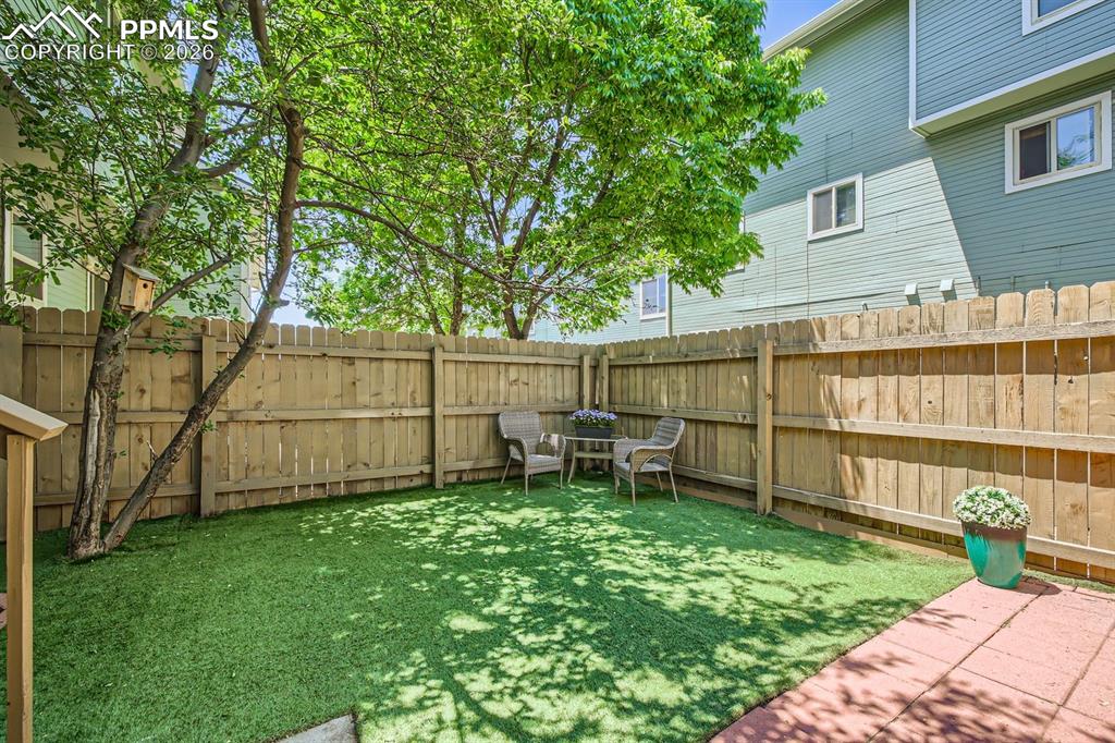 Image 19 of 32: Yard