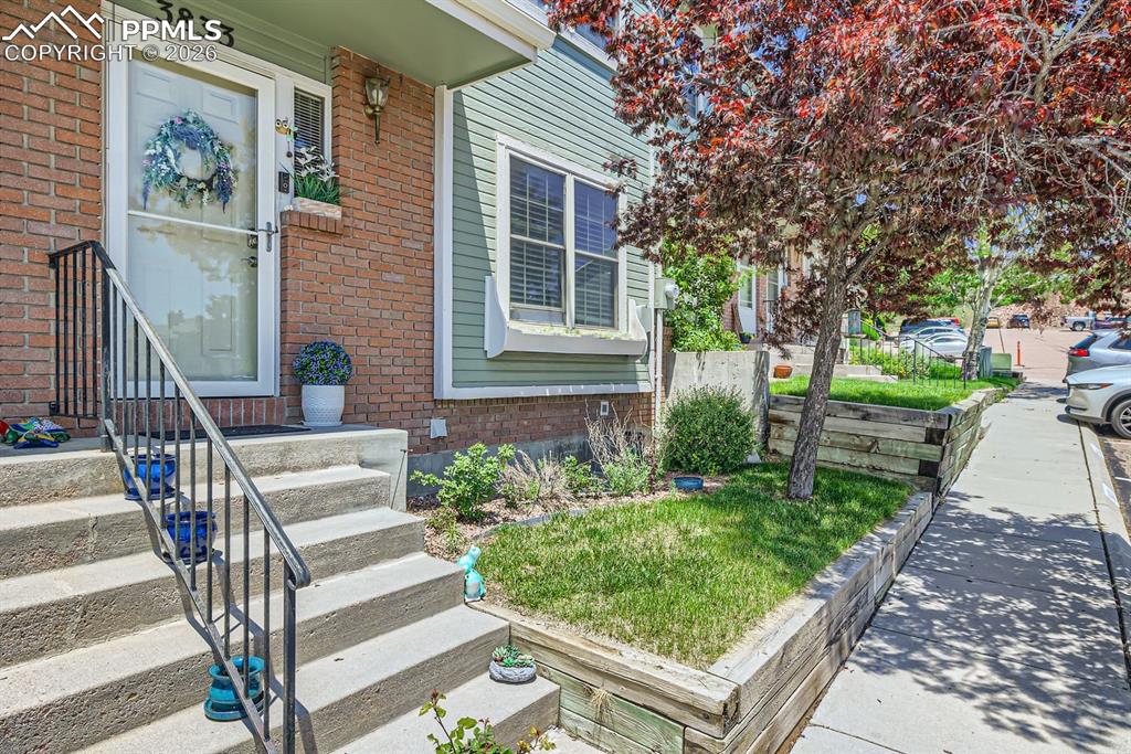 Image 4 of 32: Entry