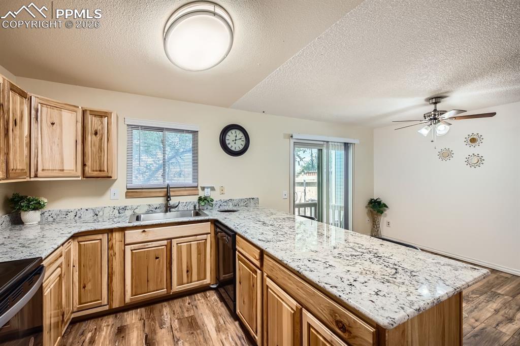 Image 8 of 32: Kitchen