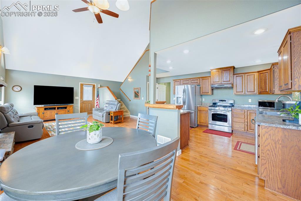 Image 10 of 40: Dining Area