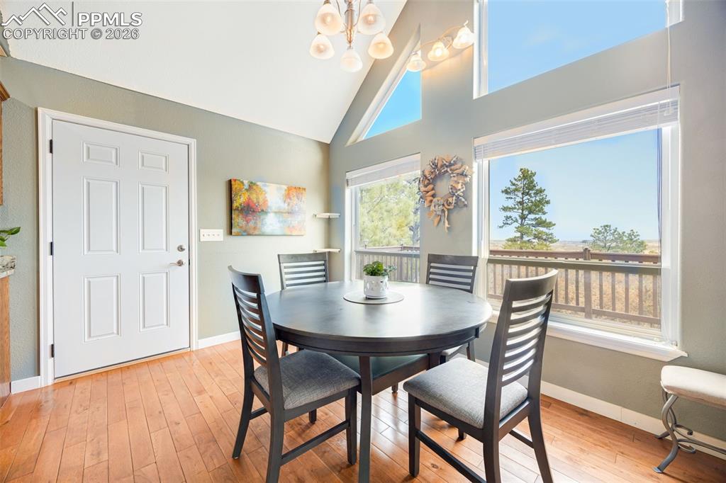 Image 11 of 40: Dining Area