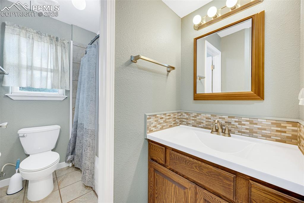 Image 18 of 40: Bathroom