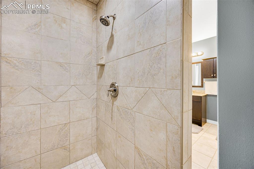 Image 19 of 40: Bathroom