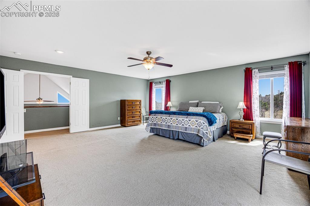 Image 25 of 40: Bedroom