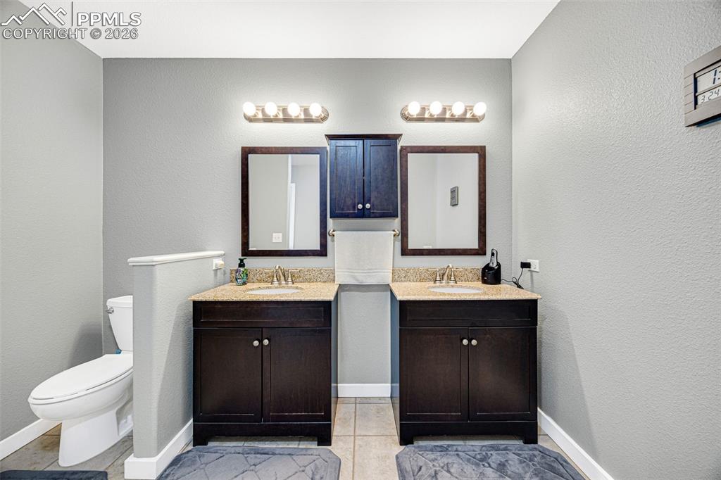 Image 27 of 40: Bathroom