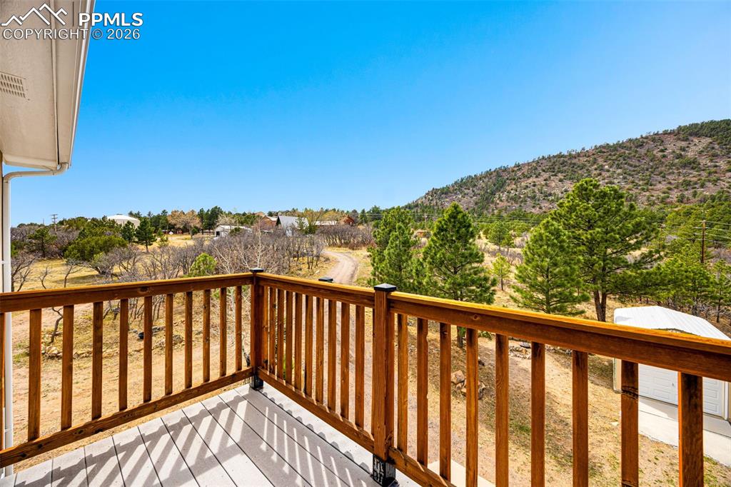 Image 32 of 40: Deck