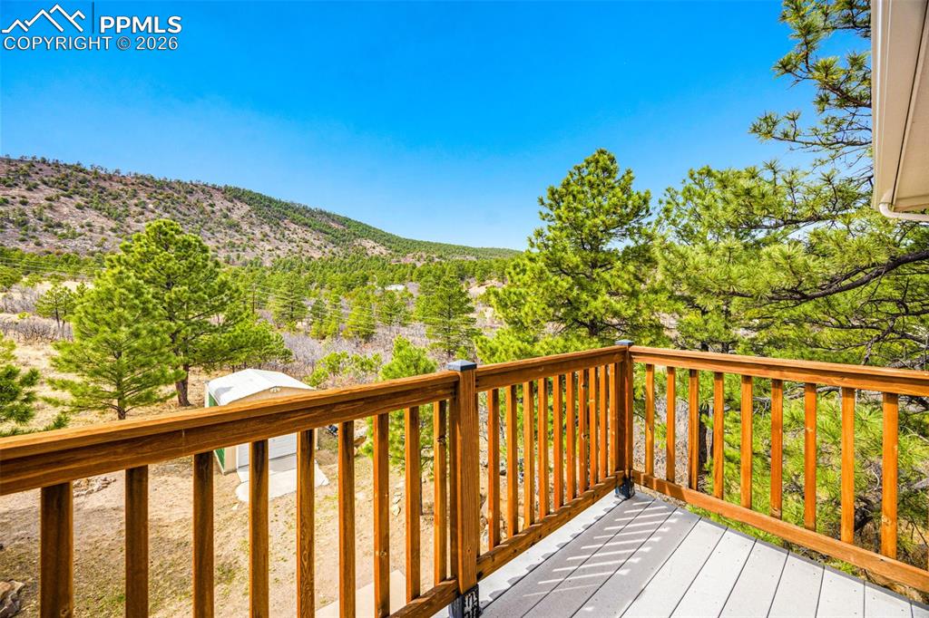 Image 33 of 40: Deck