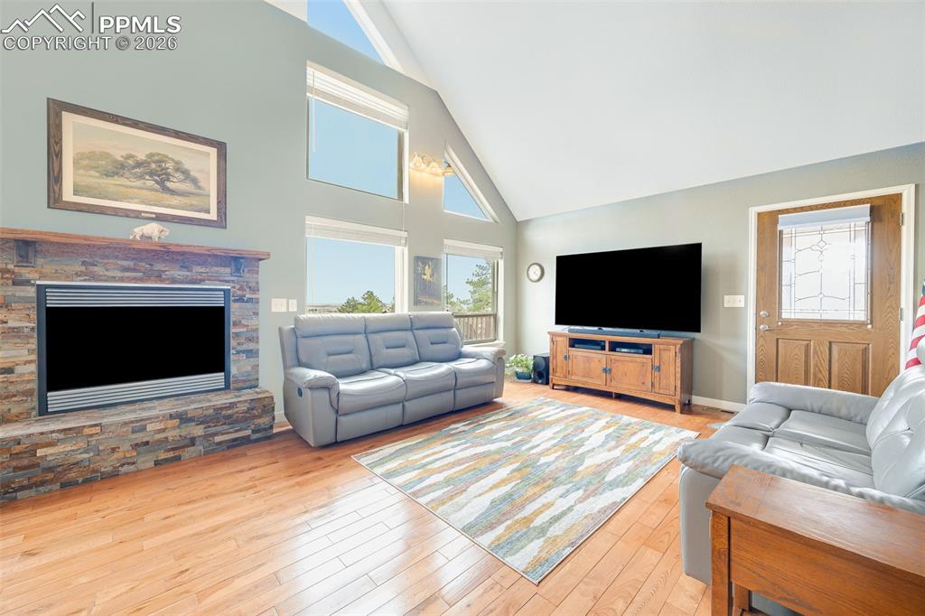 Image 5 of 40: Living Room