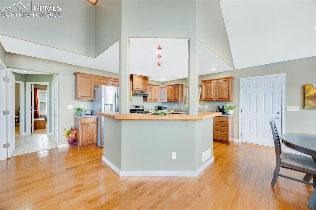 Image 6 of 40: Kitchen