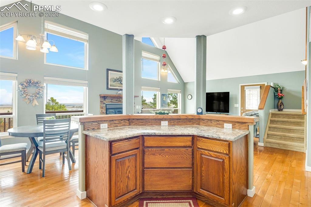 Image 7 of 40: Kitchen