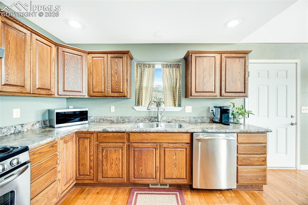 Image 8 of 40: Kitchen