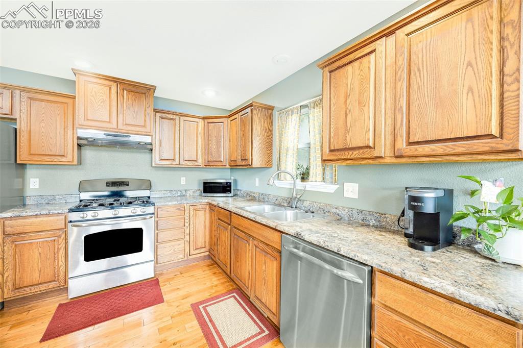 Image 9 of 40: Kitchen