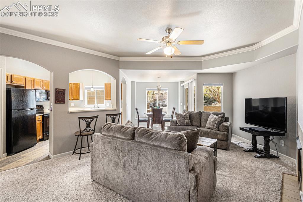 Image 4 of 14: Living Room