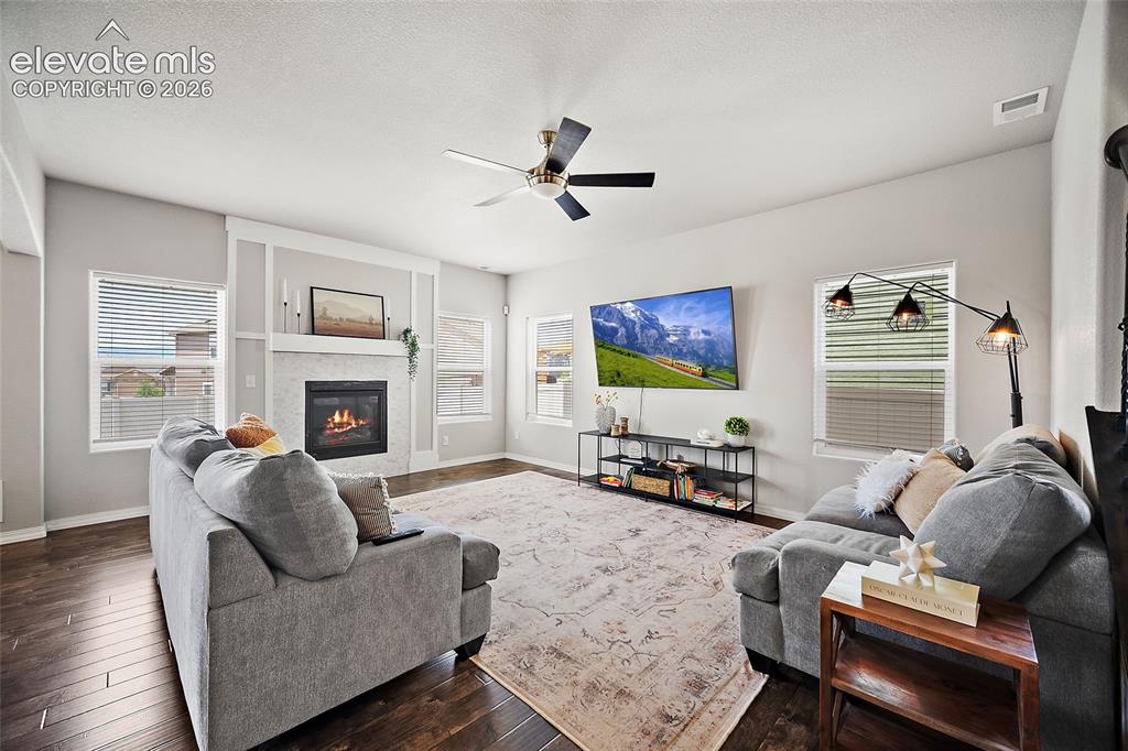 Image 5 of 49: Living room