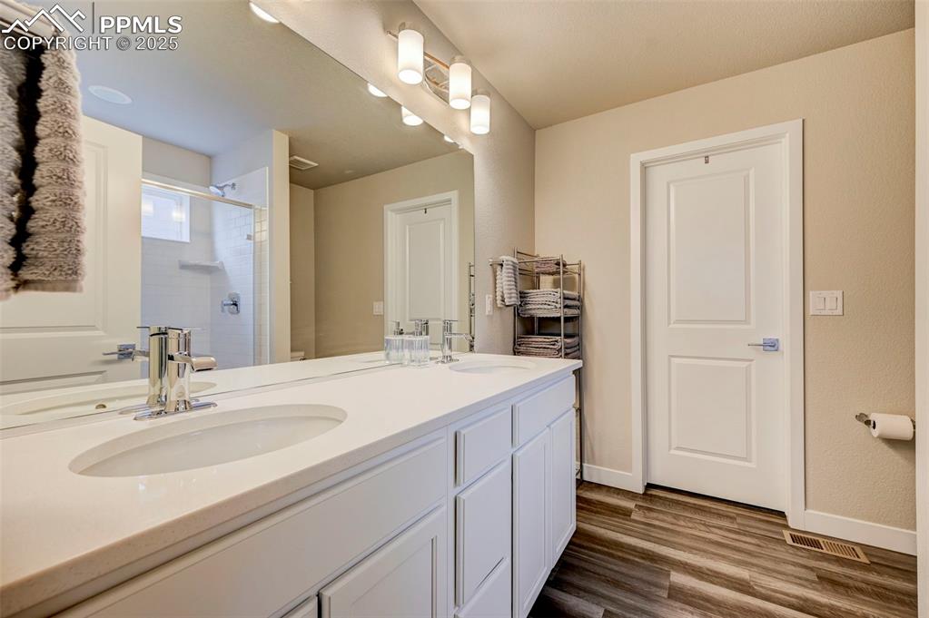 Image 12 of 19: Bathroom