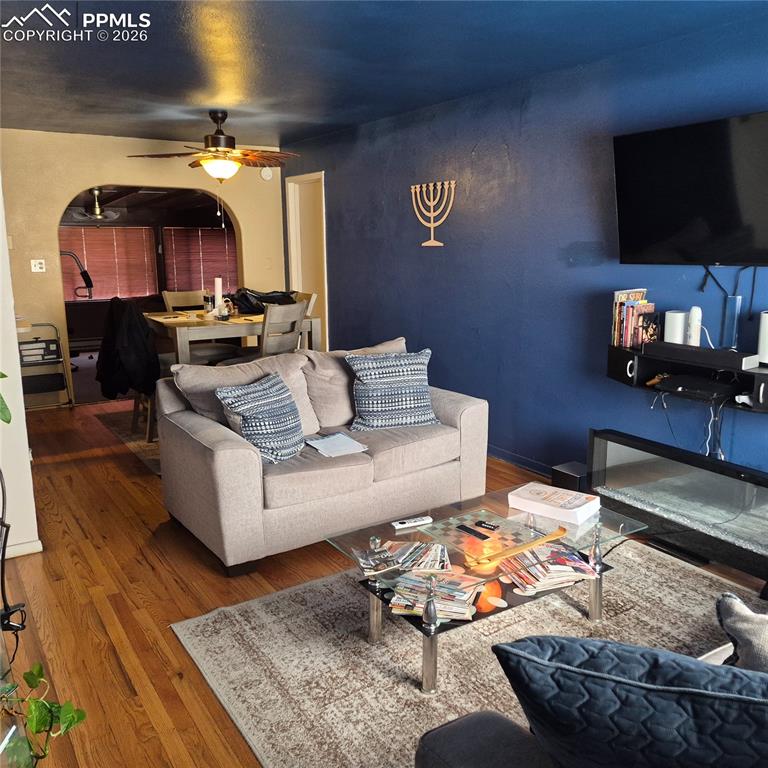 Image 7 of 13: Living Room