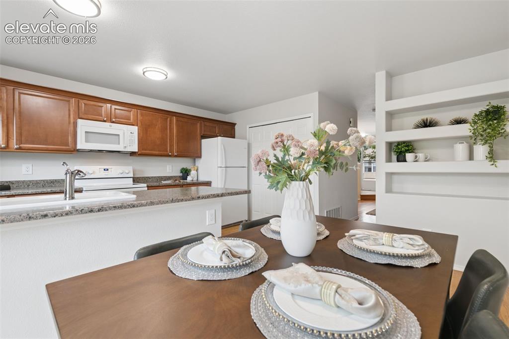 Image 13 of 35: Dining Area